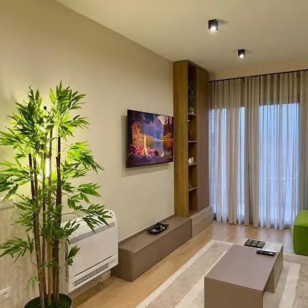 Skyline 18 View Apartment, Balcony & Parking 티라나