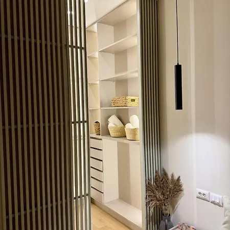 Skyline 18 View Apartment, Balcony & Parking * 티라나