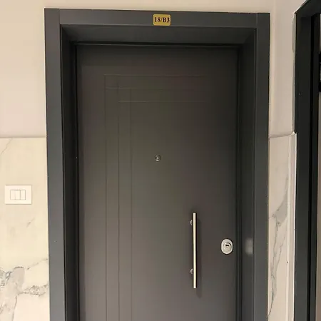 Skyline 18 View Apartment, Balcony & Parking 아파트