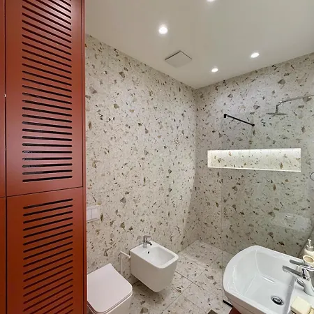 Skyline 18 View Apartment, Balcony & Parking 아파트 티라나