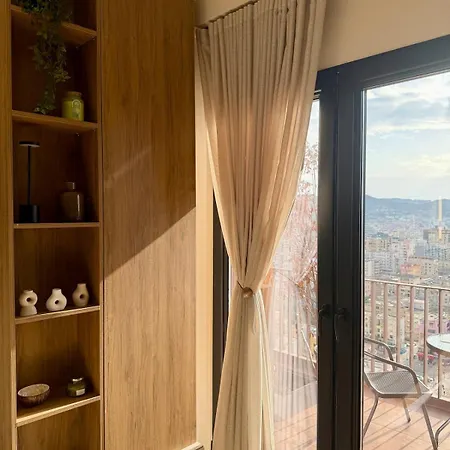 Skyline 18 View Apartment, Balcony & Parking 아파트 티라나