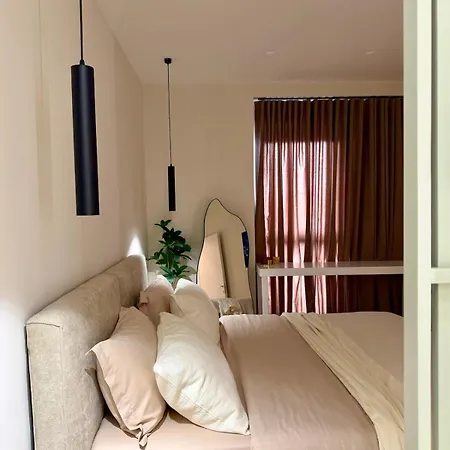 Skyline 18 View Apartment, Balcony & Parking 티라나