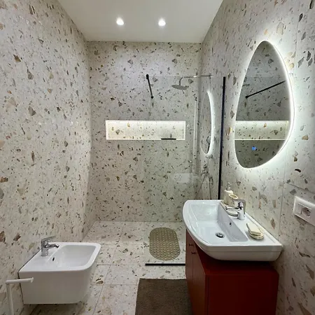 Skyline 18 View Apartment, Balcony & Parking 公寓 地拉那