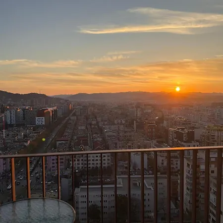 Skyline 18 View Apartment, Balcony & Parking 아파트